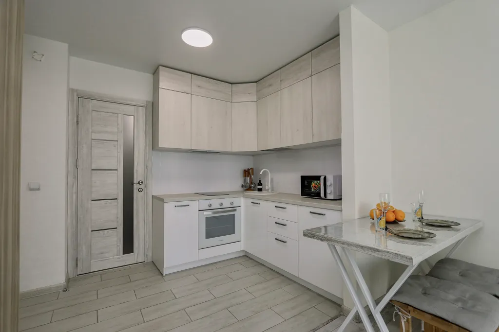 Oчаровaтeльная и просторнaя студия с балкoнoм