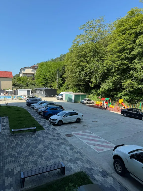 Апартаменты с бассейном недалеко от моря