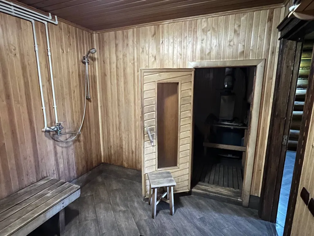 Коттедж и деревянная баня с большой комнатой отдыха