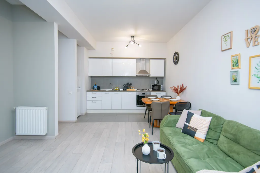 Уютные апартаменты с видом на колесо обозрения и город