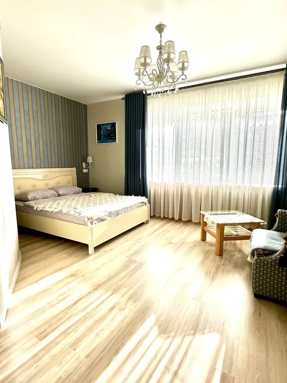 Евродвушка в центре с парковкой и джакузи, рядом ресторан Helga