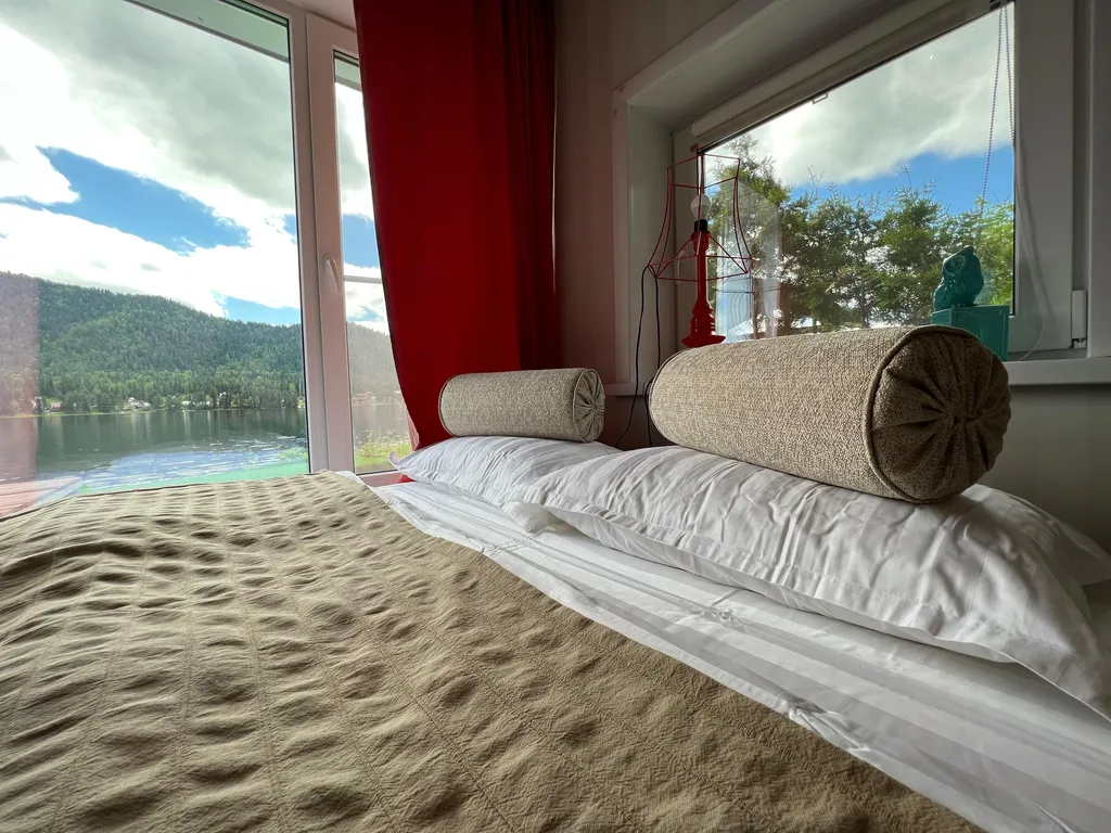 Дом америка на берегу телецкого озера