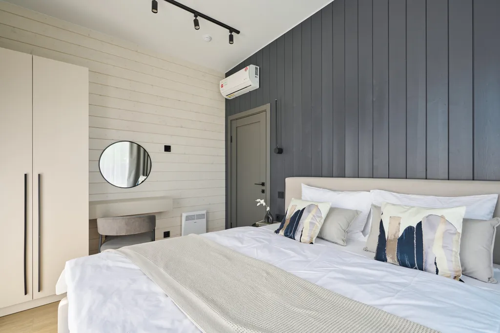 Просторный дом с сауной и камином в окружении леса и реки