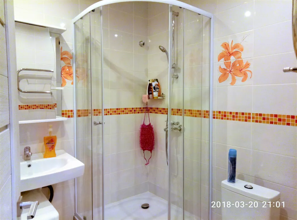 Уютная студия Мегаполис с большими окнами и плотными шторами