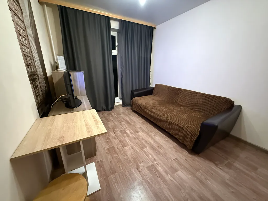 Студия - диван, стиралка холодильник, микроволновка