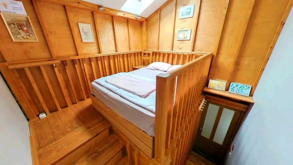 Белый коттедж с баней и бассейном рядом с озером