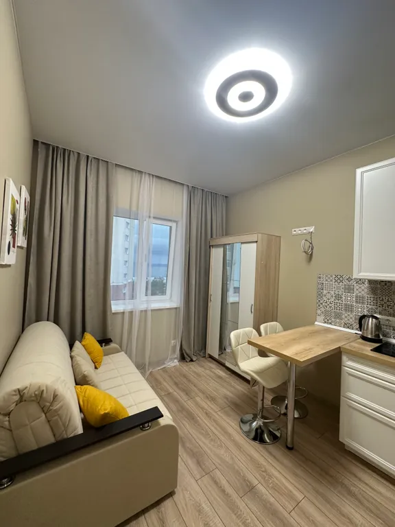 Студия после дизайнерского ремонта с видом на море