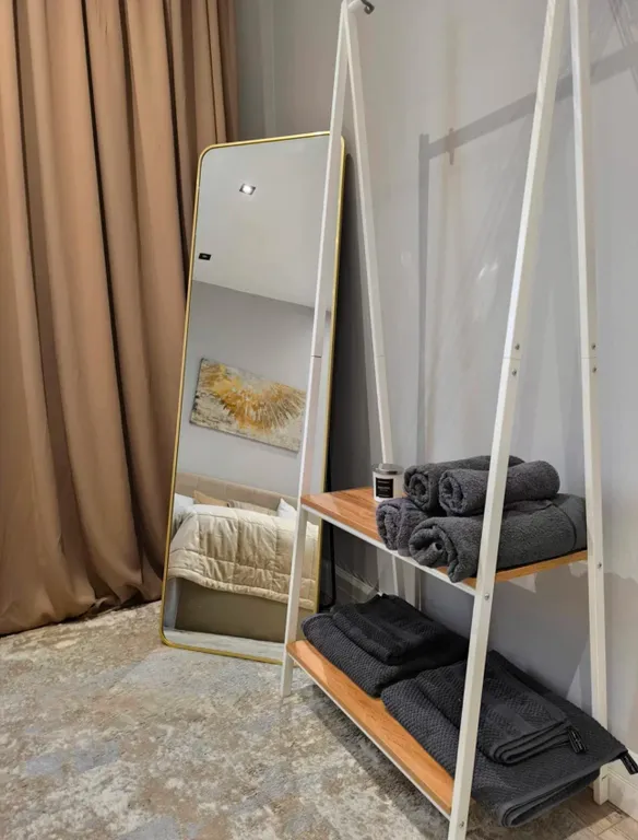 Новый дом в окружении елок с панорамными окнами и баней