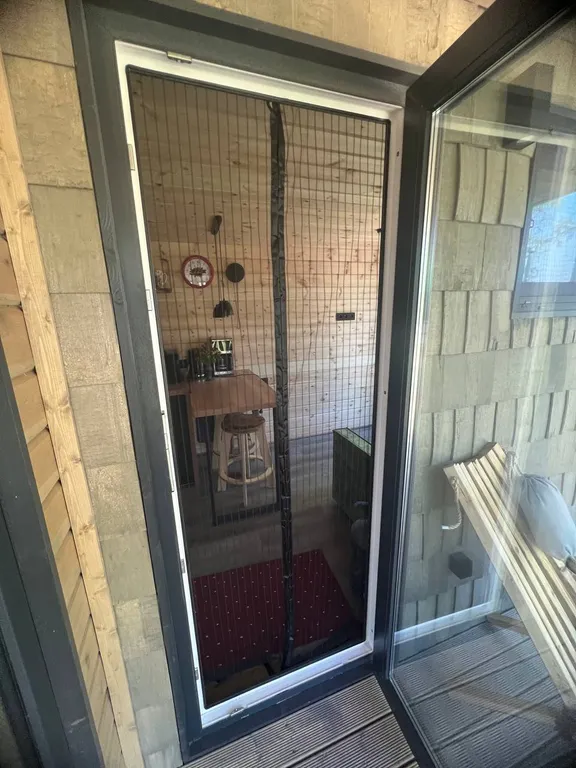 Уютный домик на берегу озера