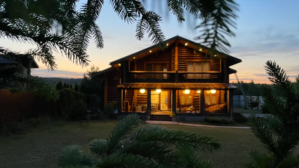 Загородный дом в лесу у реки