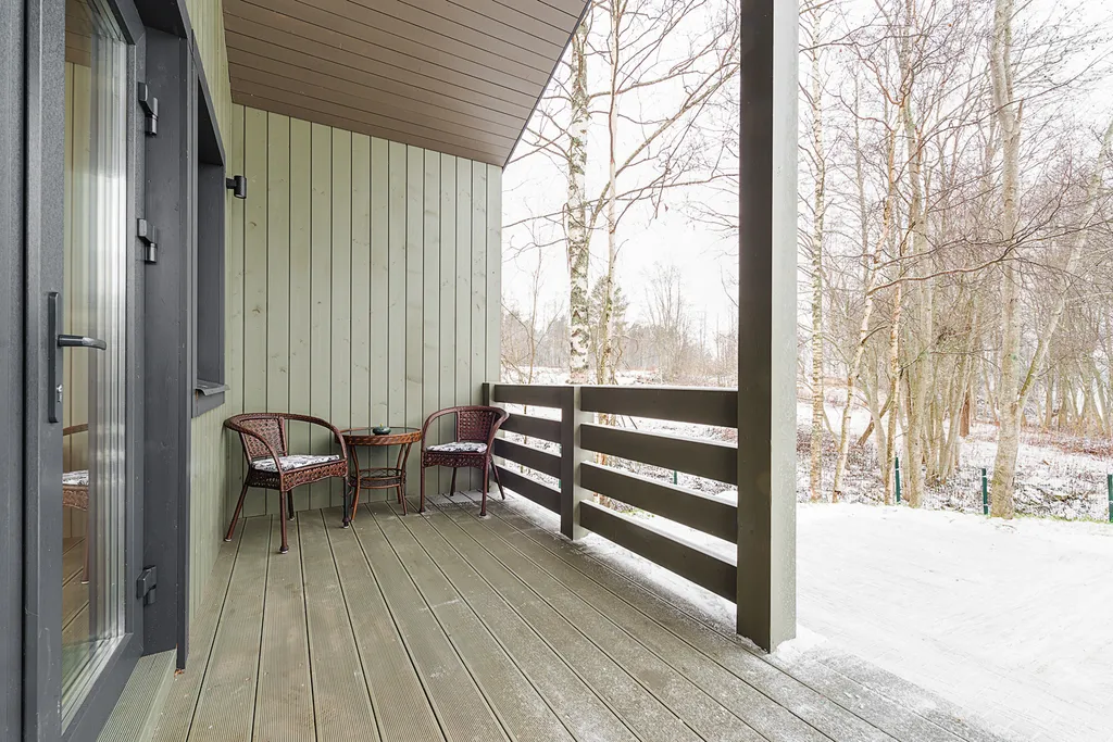 Дом с террасой на берегу Отрадного озера