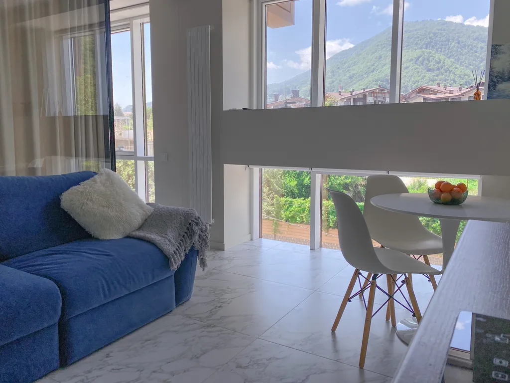 Студия с видом на горы в центре