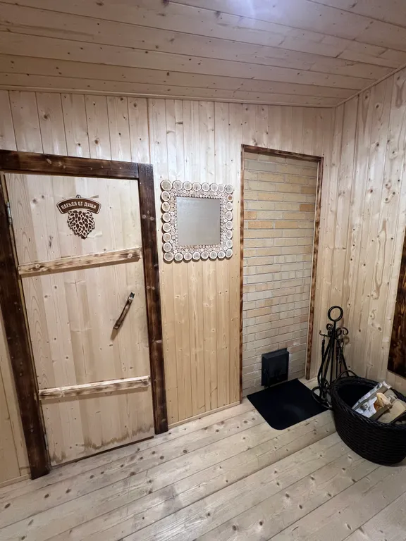 Уютный дом у реки недалеко от города с настоящим дровяным камином