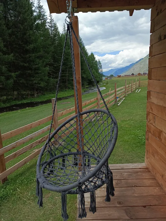 Уютный уединенный домик с видом на горы и реку