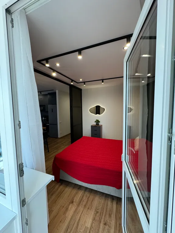 Квартира в стиле лофт с отдельной спальной зоной и гардеробной