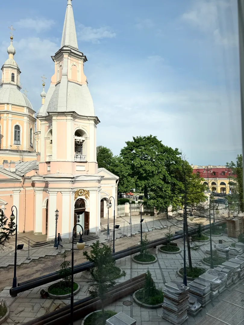 Вид из окна комнат на Андреевский собор и Андреевский рынок
