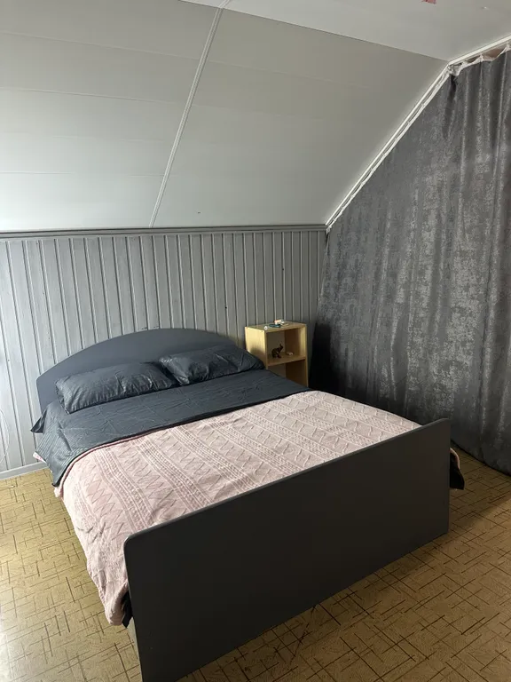 Уютная комната с видом на горы на побережье