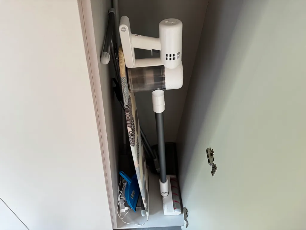 Дом на берегу озера и моря