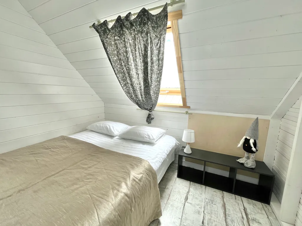 Благоустроенный дом у реки