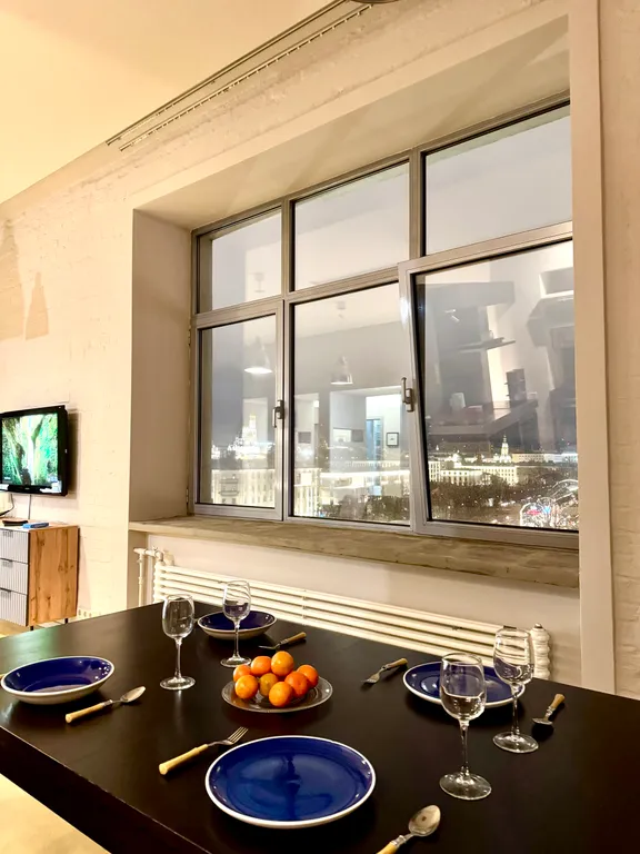 Дом на набережной с видом на Кремль и высокий потолок