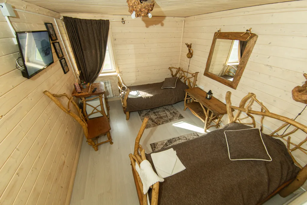 Номер в стиле рустик с двумя раздельными кроватями