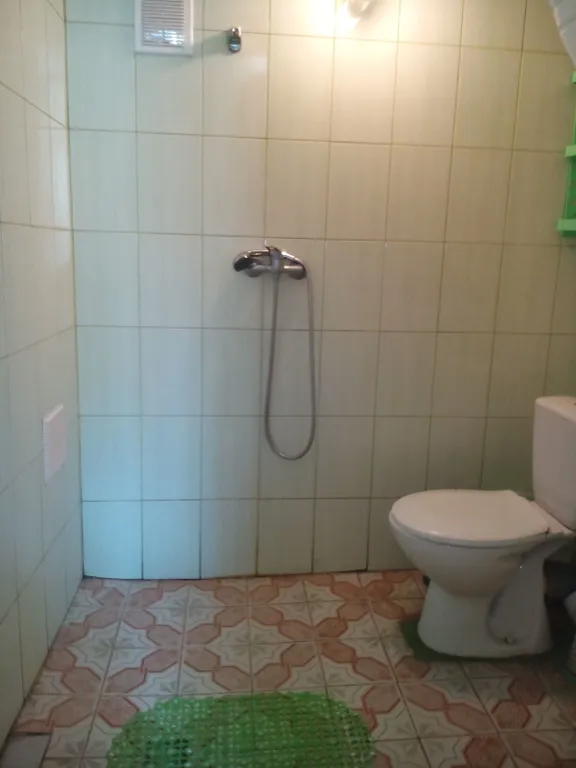 Отдельная часть дома возле бассейна с беседкой и кухней в саду