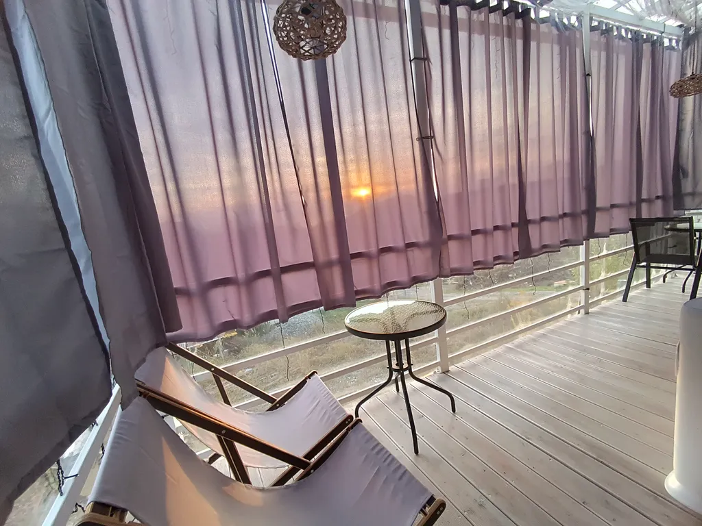 Новый 2-комнатный коттедж с кухней на террасе с видом на море