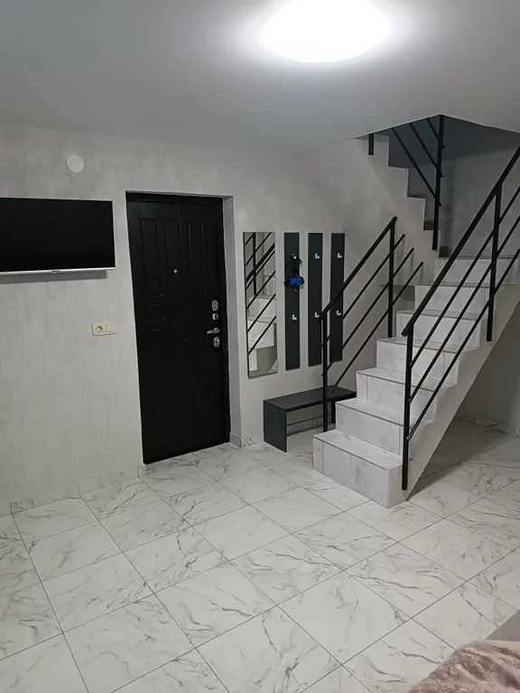 Новый уютный дом дупликс (левая половина) у берегу моря