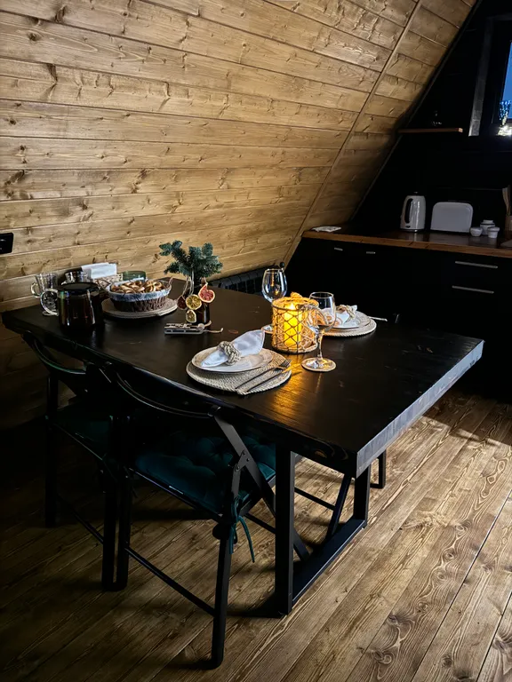 Уютный панорамный треугольный дом A-frame с видом и окружением леса