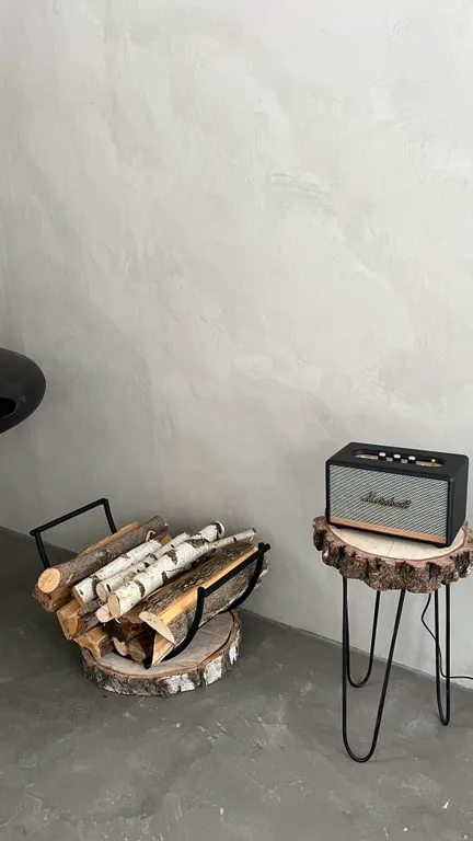 Премиальный дом с дизайнерским камином на дровах в лесу