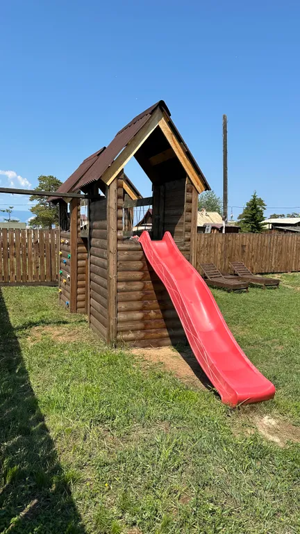 Благоустроенный дом на индивидуальной территории с видом на Байкал