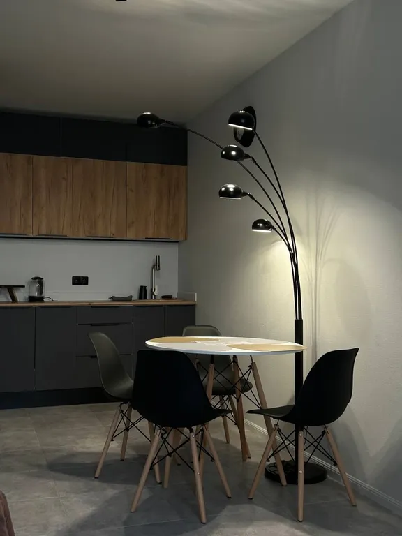 Уютная квартира с джакузи в спальне и массажным креслом