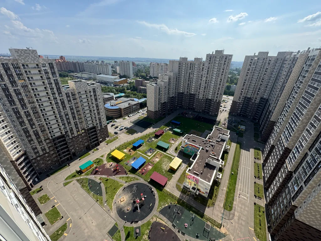 Уютная квартира-студия с большой кроватью и диваном