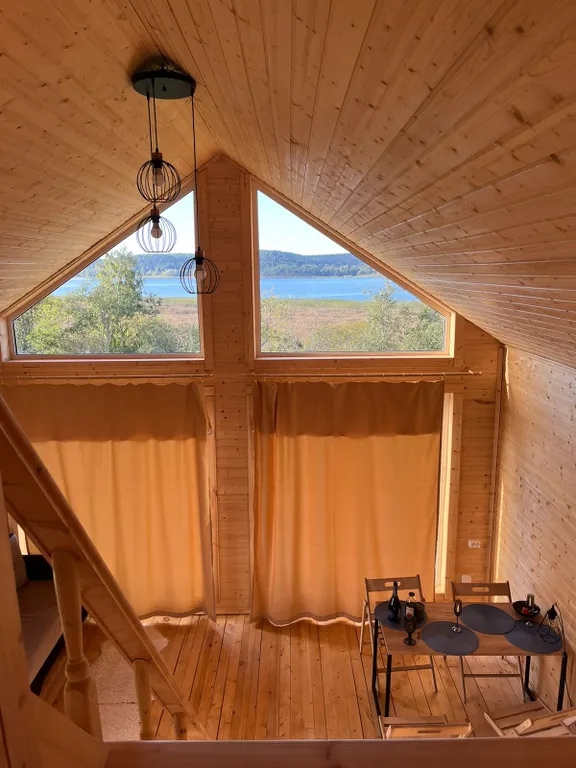 Домик с видом на озеро