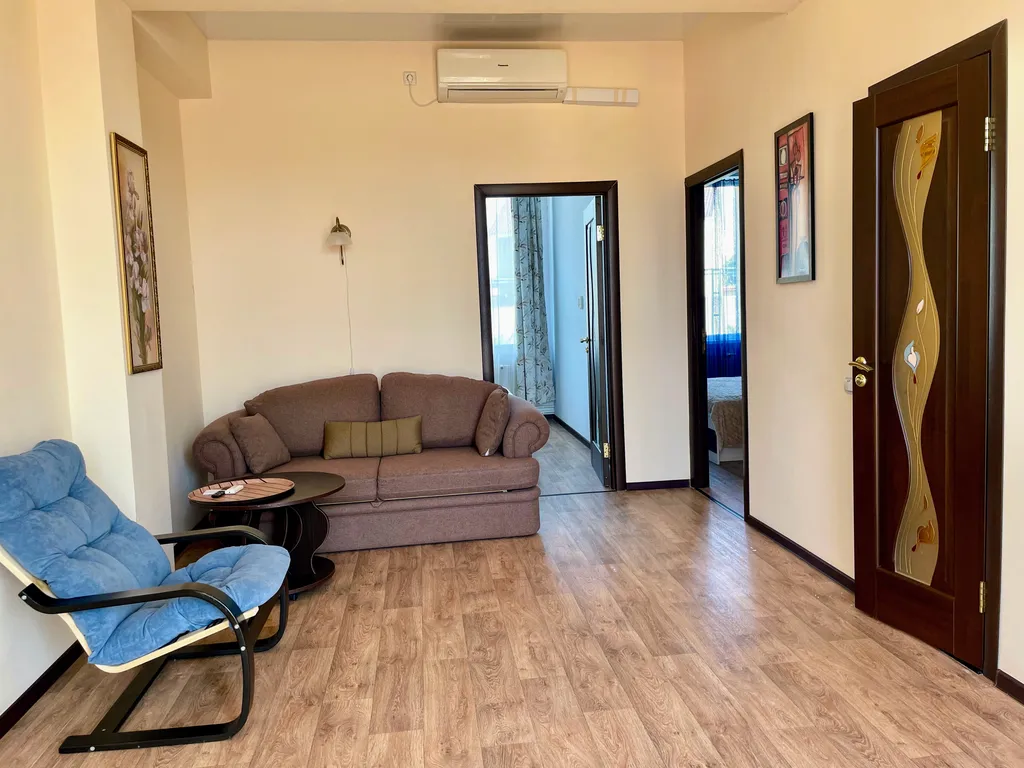 Апартамент с террасой и бассейном