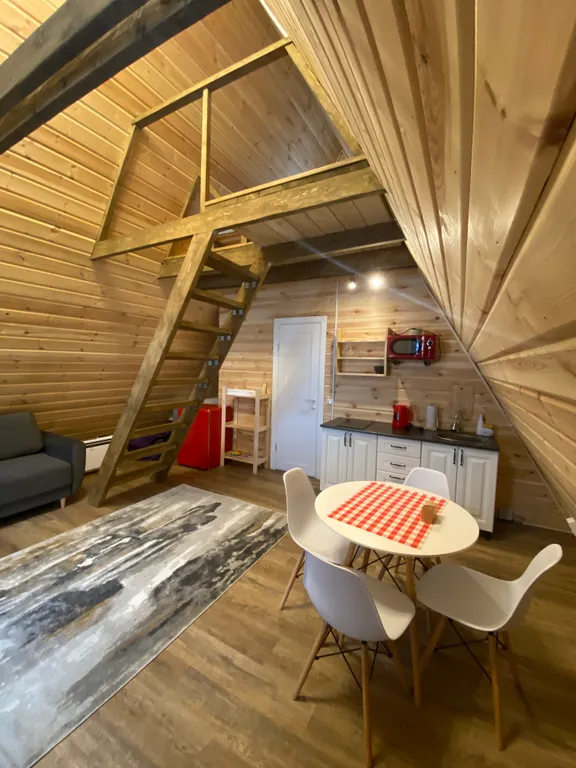 Благоустроенный а-фрейм на берегу Катуни