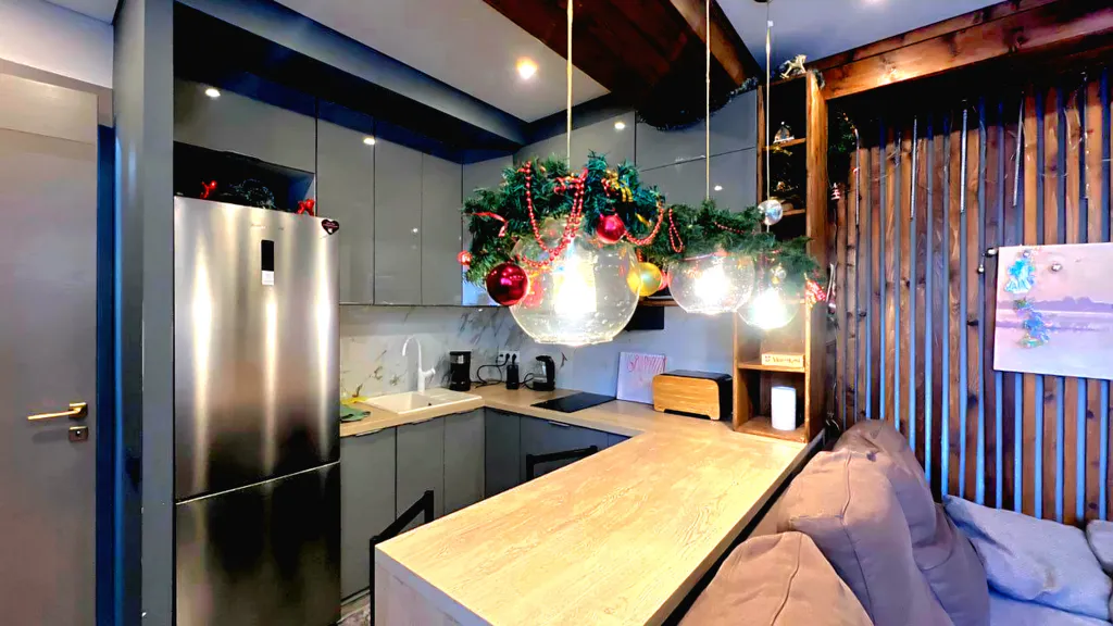 Новая 2-комнатная в центре с отдельной спальней и входом