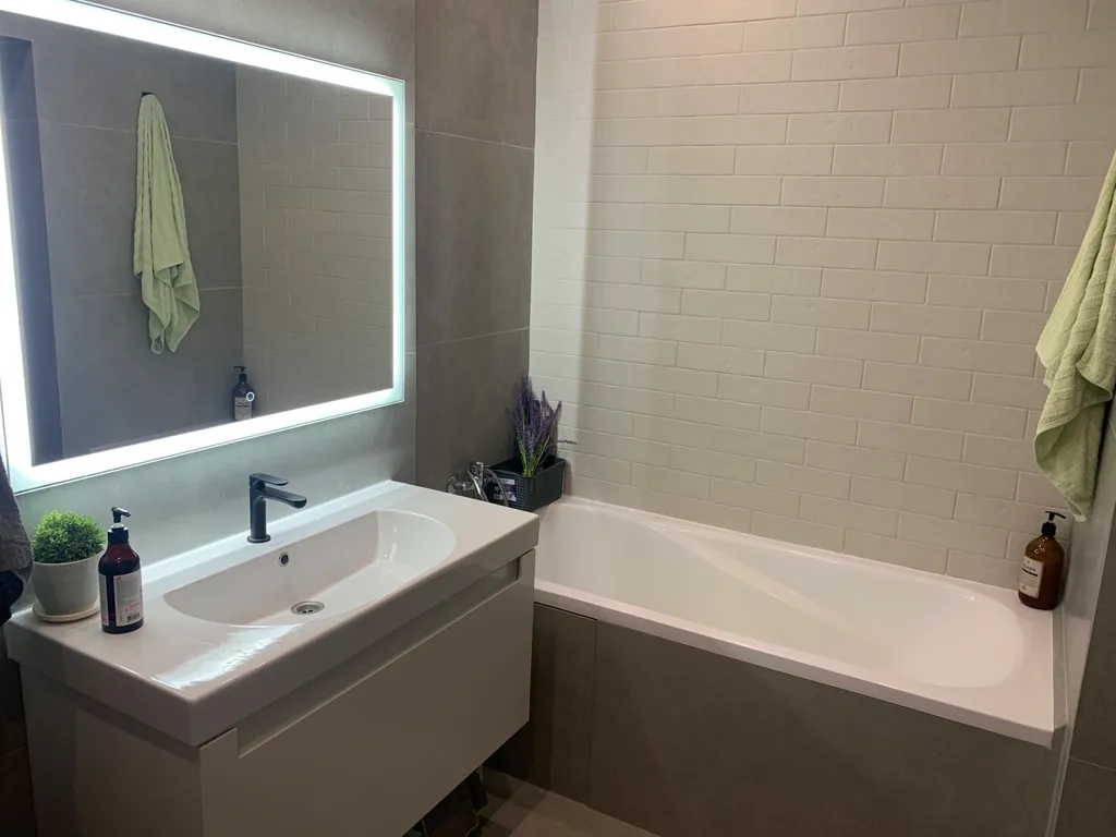 Современный коттедж на горе, в тихом месте, на границе с лесом