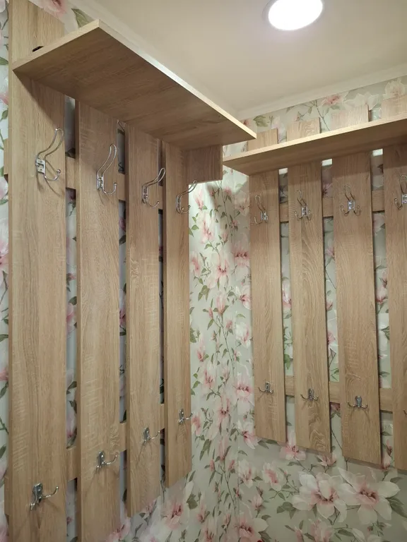 Дом с навесом возле реки