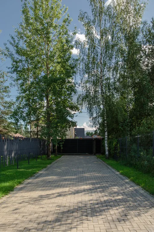 Коттедж Коттедж с панорамными окнами и террасой на крыше — Разметелево