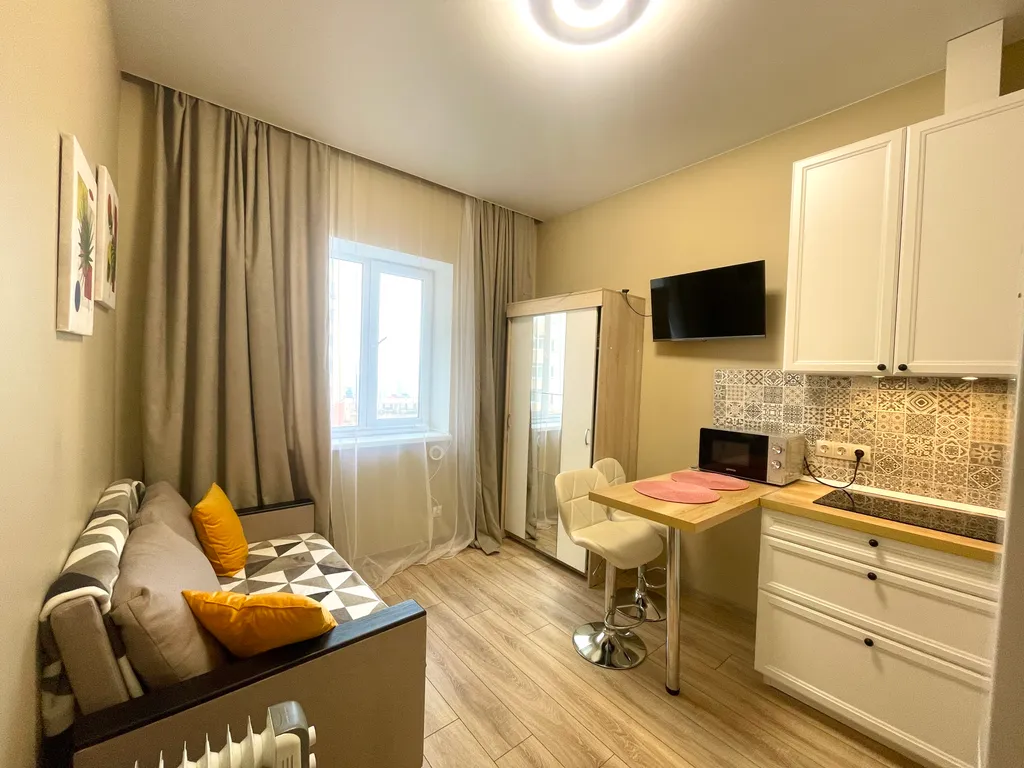 Студия после дизайнерского ремонта с видом на море