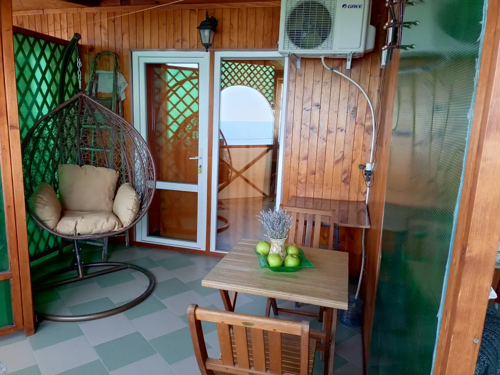 Уютная небольшая  студия, с видом на море и  на вершину Ай-Петри.