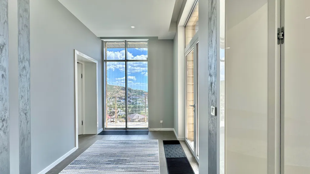 Дом с видом на горы и море