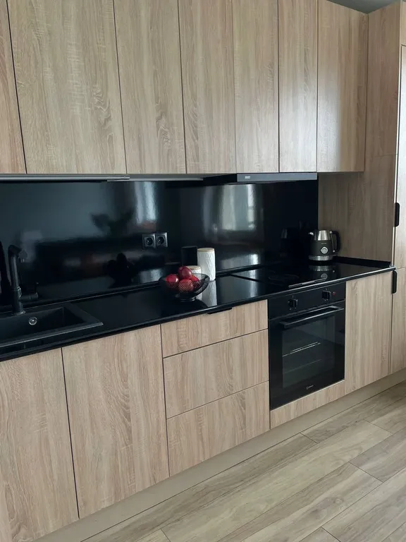 Стильная студия с красивым видом из окна