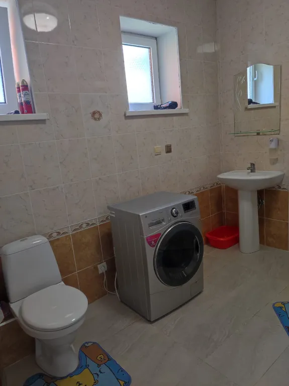 Первый этаж  дома с видом на горы и лес