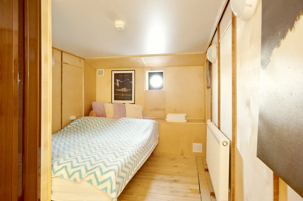 Дом на воде Nevo у берега Крестовского острова