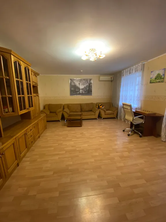 Большая 3-х комнатная квартира возле Ледовой арены в тихом районе