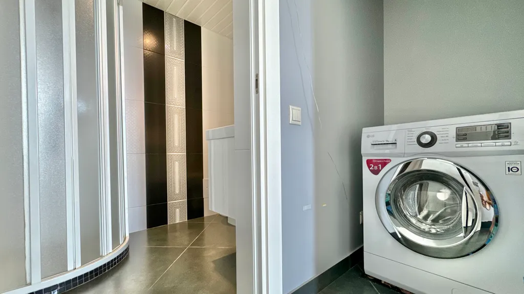 Дом с видом на горы и море