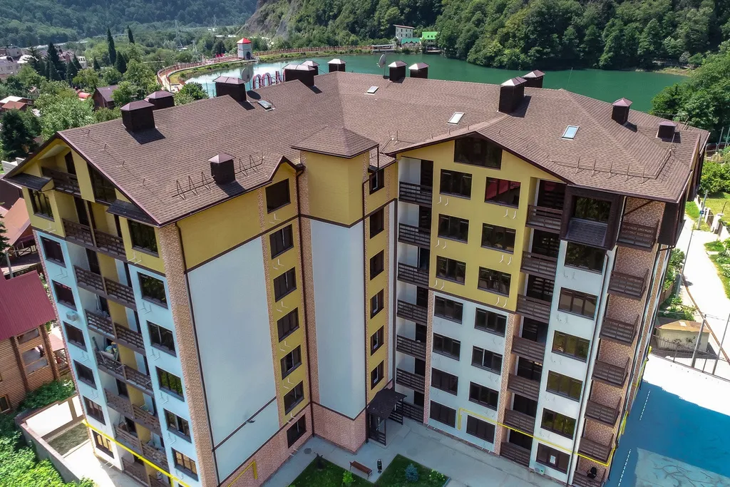 Студия с видом на озеро и горы