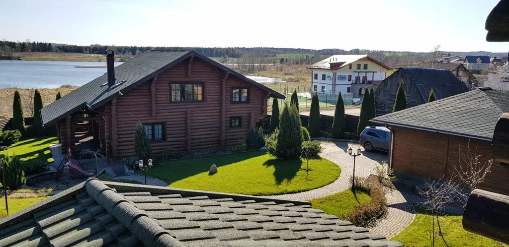 Шале с бассейном и видом на озеро